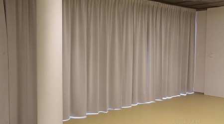 karnisze i zasłony w salach muzeum