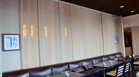 Zasłony panelowe w nowo oddanym do użytku salonie
