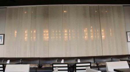  Zasłony panelowe w nowo oddanym do użytku salonie