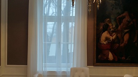 karnisze i zasłony w budynku pałacowym