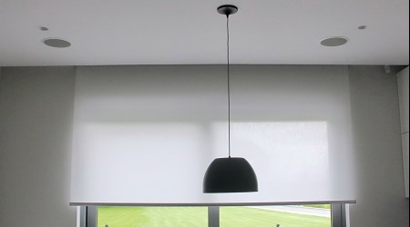 roleta akustyczna w salonie