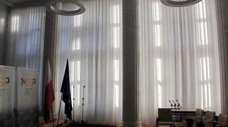 karnisze elektryczne i zasłony