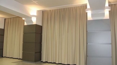 zasłony akustyczne w sali
